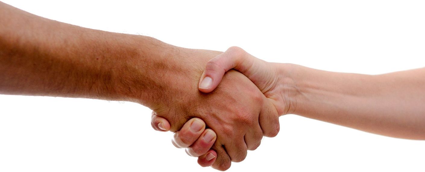 Un hombre y una mujer se dan la mano sobre un fondo blanco.
