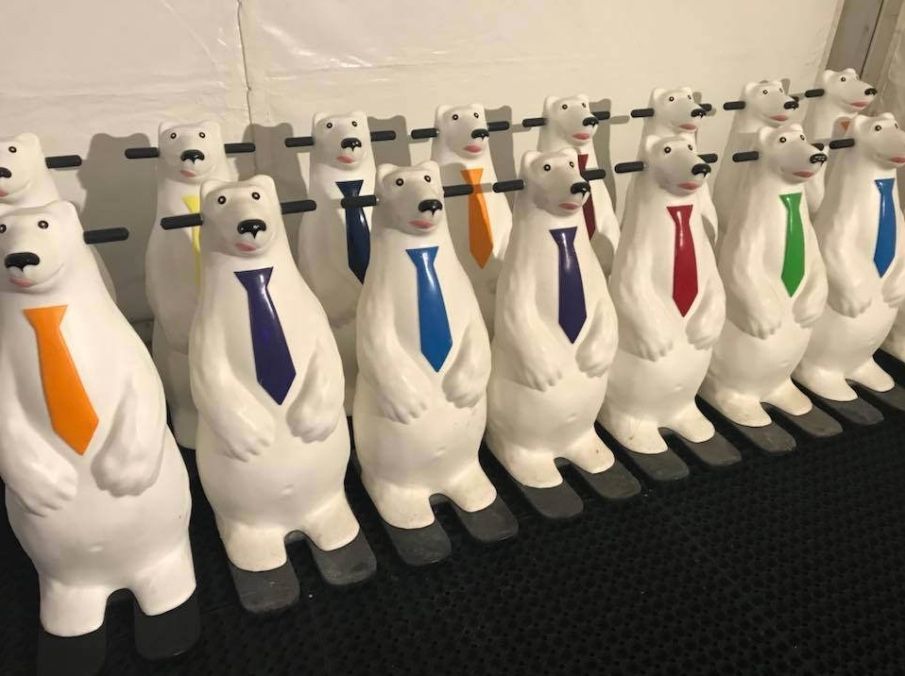 Una fila de osos polares con corbatas de diferentes colores.