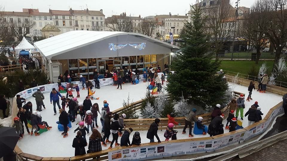 Una pista de hielo móvil instalada alrededor de un arbol navideño