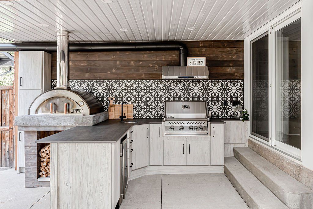 beautiful outdoor kitchen with a californian vibe