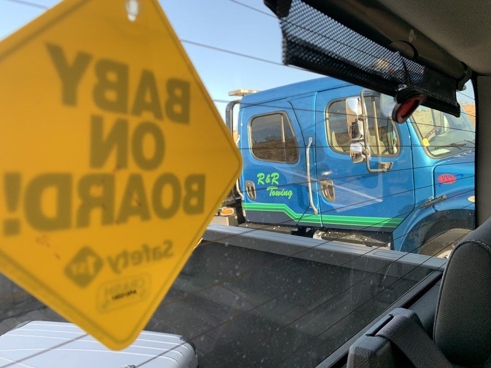 A yellow sign that says y8ab on it