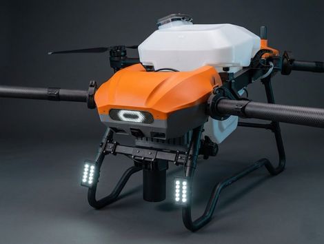 Un dron agrícola industrial con un cuerpo naranja y un gran tanque blanco, sobre un fondo gris oscuro.