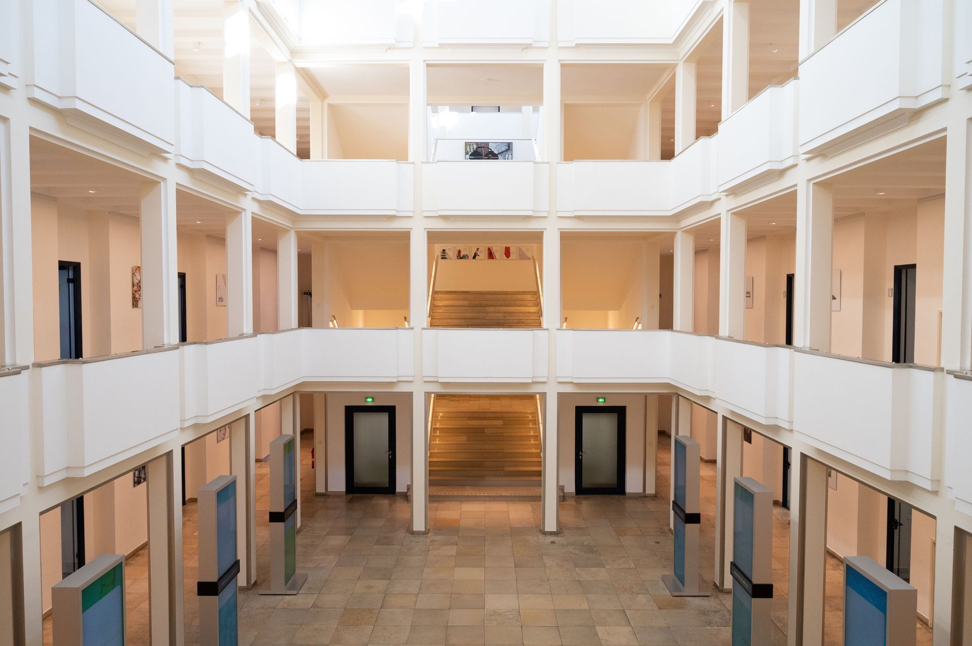 Ein leeres Wohnzimmer mit Hartholzböden und weißen Wänden