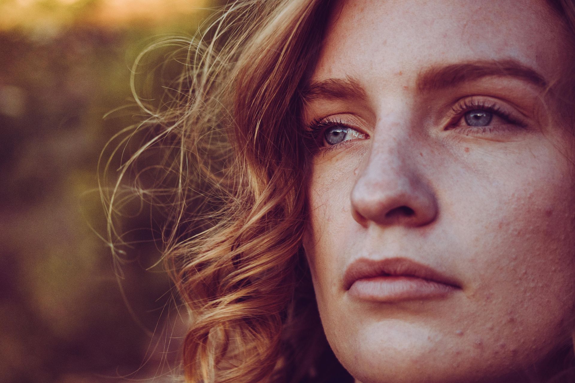 A strong image of a person looking to the side of the camera with strong intent.