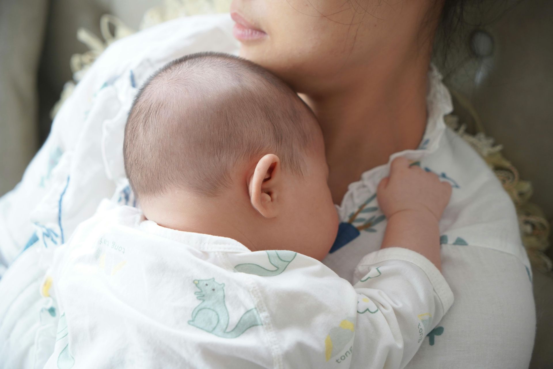 Therapist speaking with new mother – therapy for new moms Hamilton Ontario