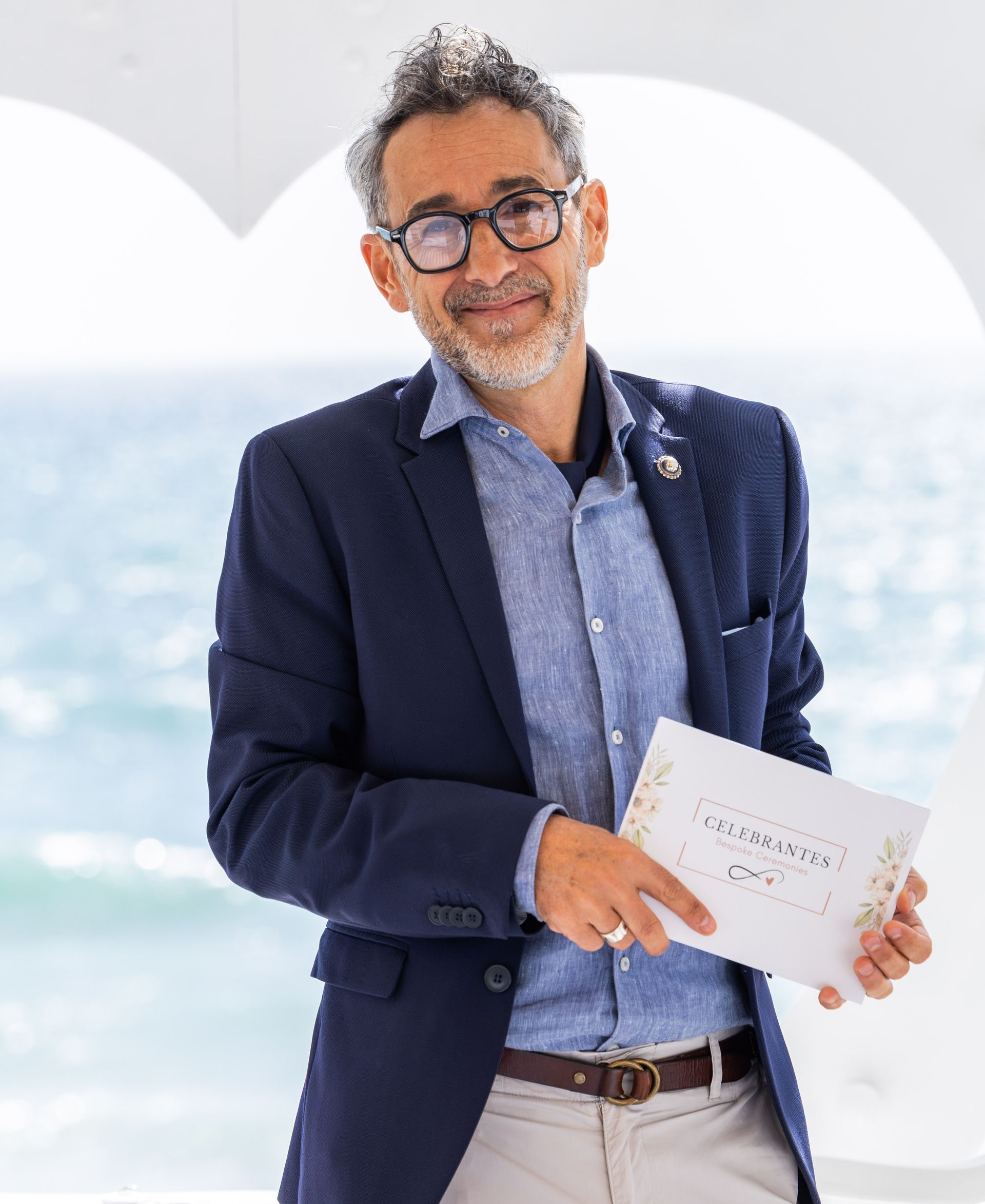 Raúl Lapa - celebrante profissional e intérprete de cerimónias civis (português, inglês, francês, espanhol e catalão). 
