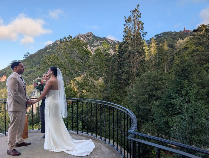 Elopement wedding at Palácio Biester viewpoint. Couple holding hands. Celebrant reading the script.