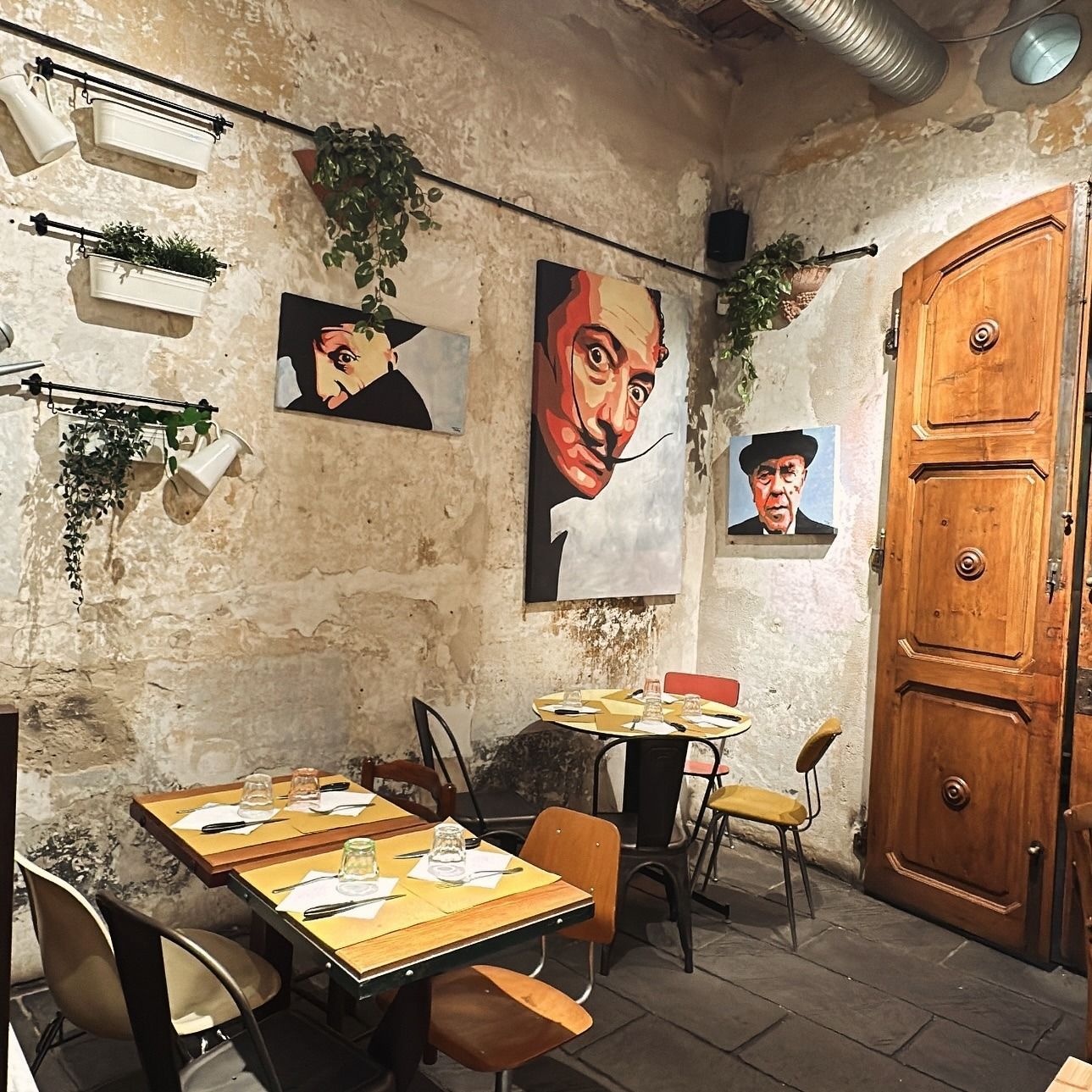 Uomo sorridente, con in mano un menù fuori dal ristorante