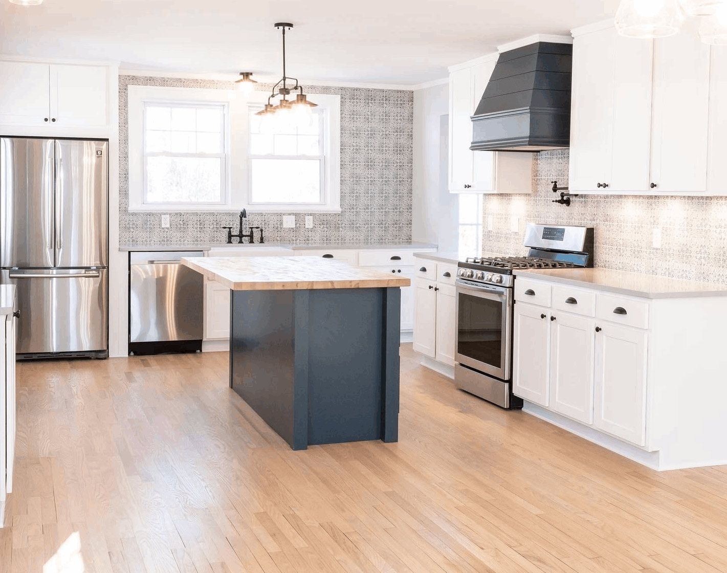 Spacious Kitchen Design with Wooden Flooring Spacious Kitchen Design with Wooden Flooring