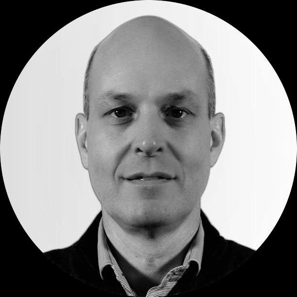 Een zwart-witfoto van een kale man in een cirkel