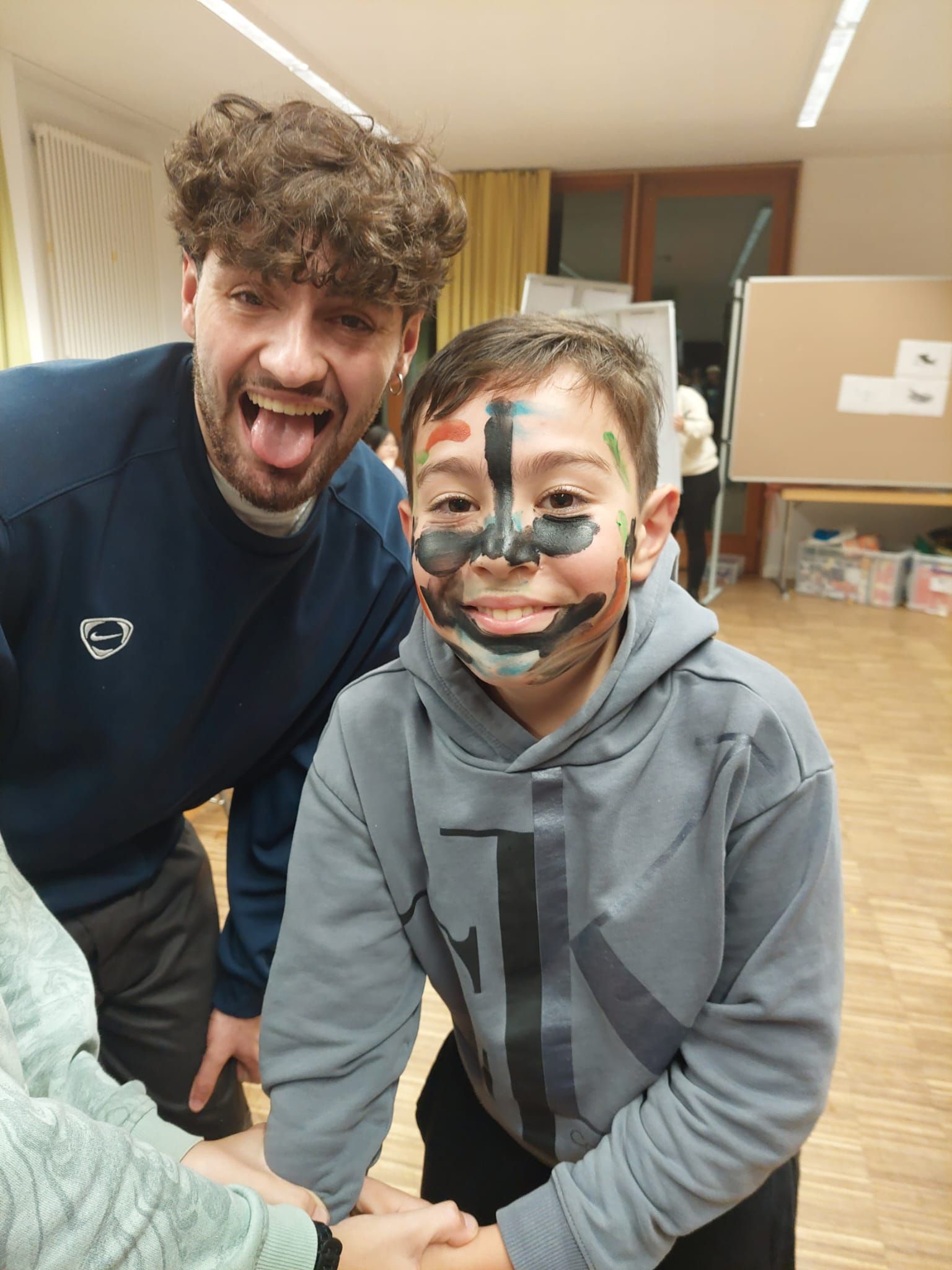 Ein Mann und ein Junge mit Gesichtsbemalung im Gesicht