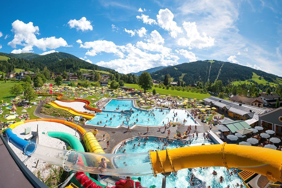 Ein großer Wasserpark, in dem viele Leute spielen.