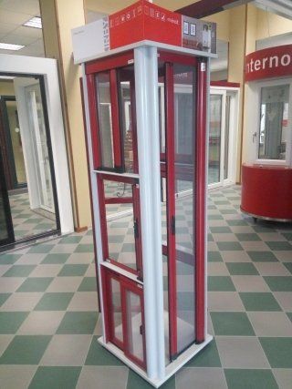 esposizione di finestre e infissi