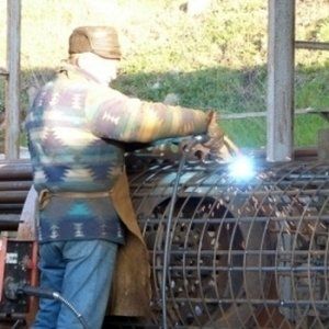addetto impegnato nella saldatura e nella lavorazione del ferro