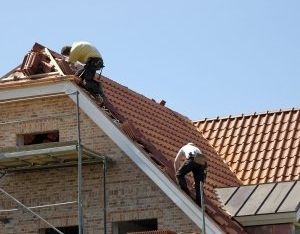 operai al lavoro su un tetto
