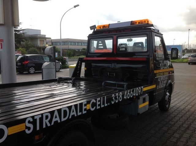 Carro attrezzi con barra luminosa arancione e scritta 
