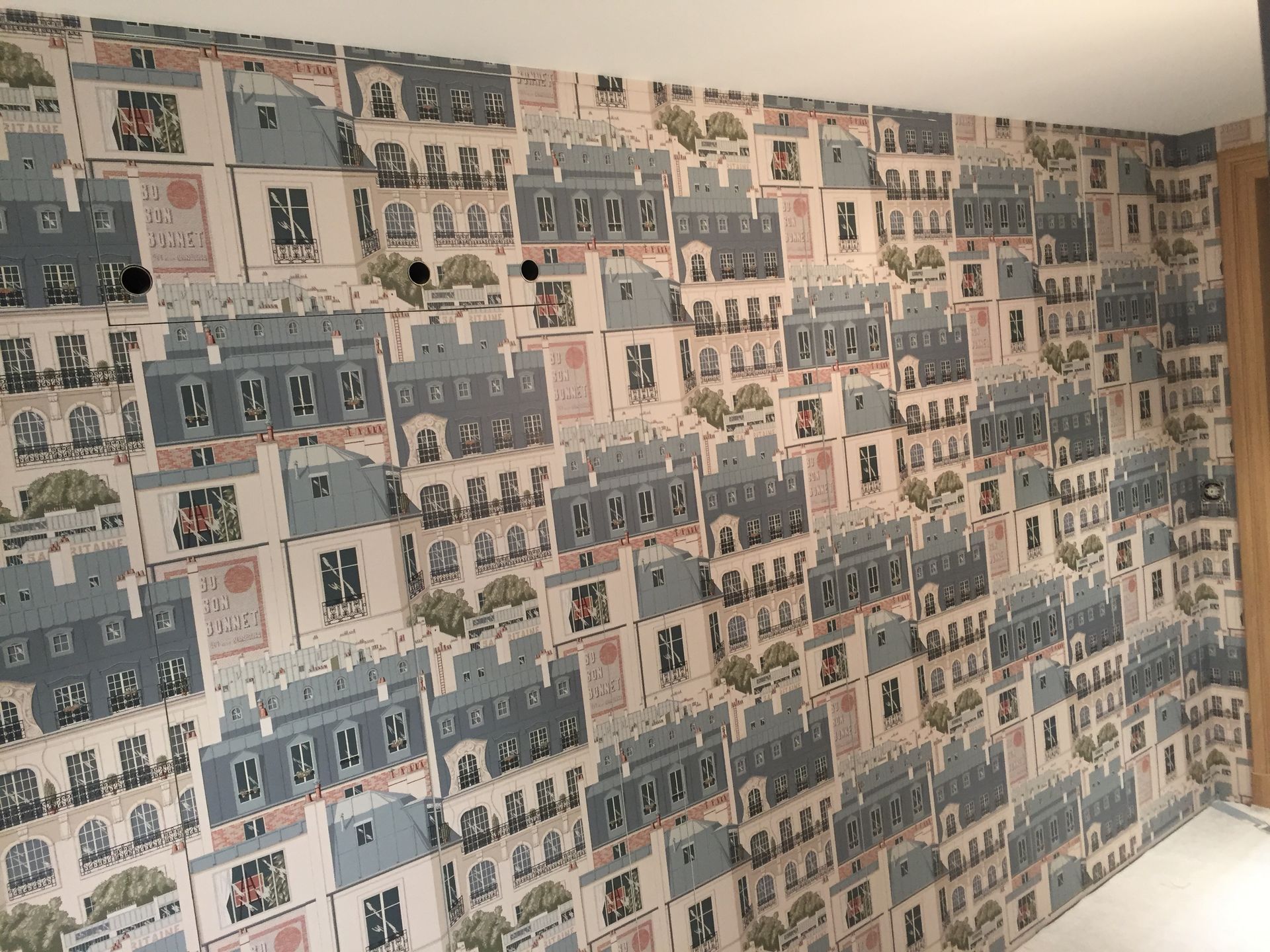 Papier peint à motifs bleus et blancs recouvrant un mur d'une pièce