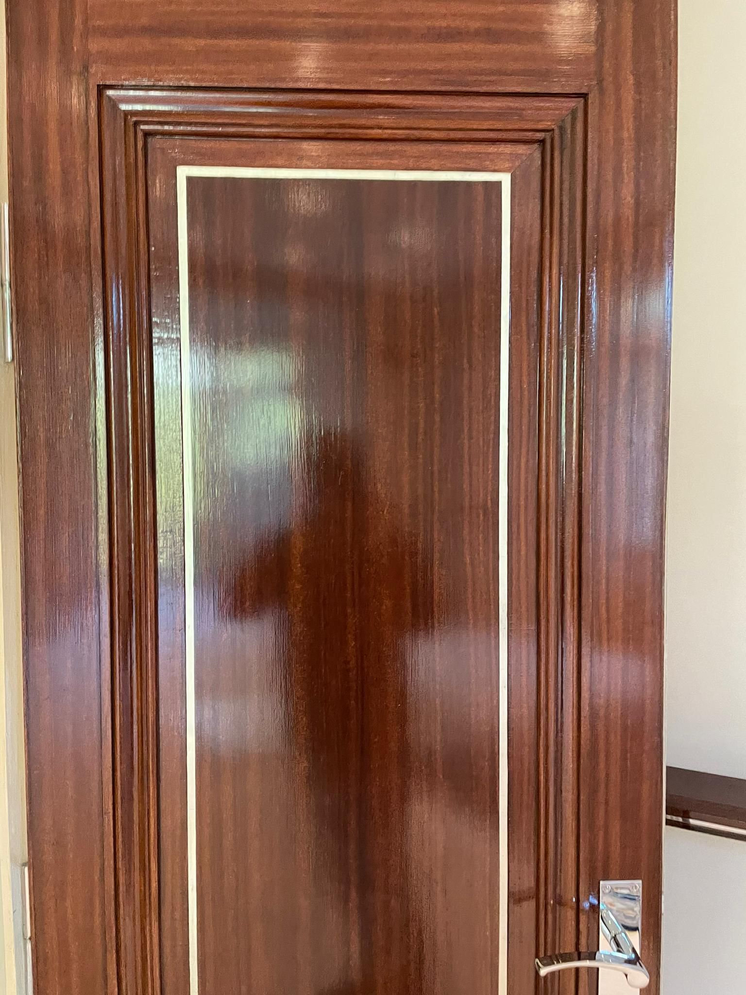 Porte en bois fermée avec panneau en verre dépoli et poignée argentée