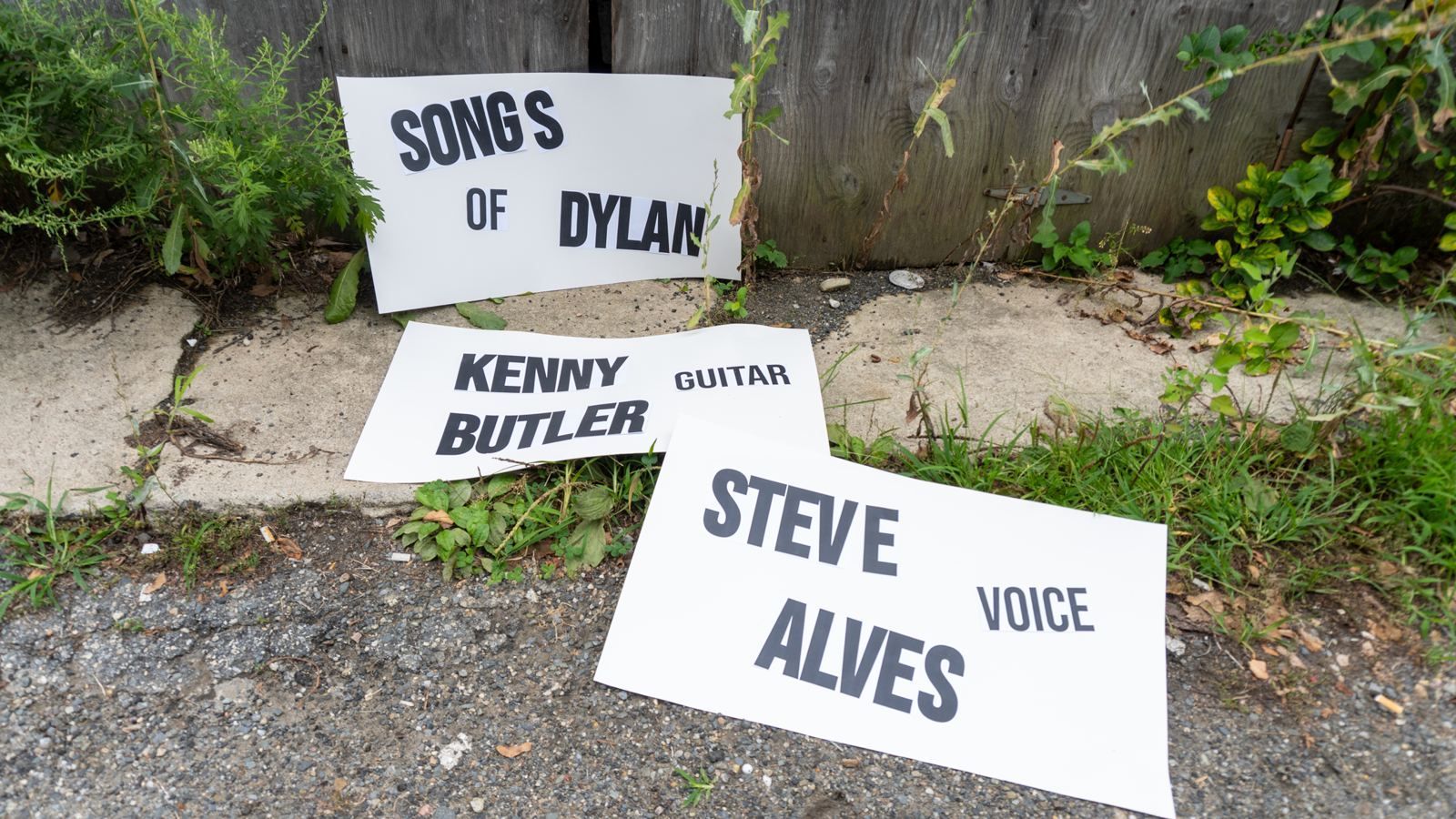 Kenny Butler and Steve Alves holding the show's hand-lettered signs