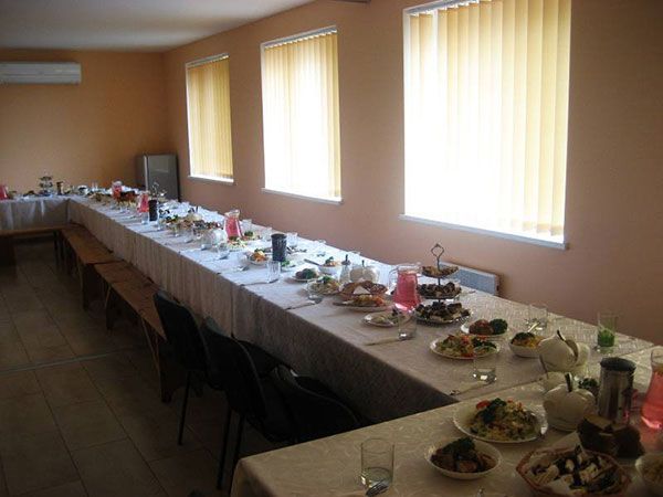 Ilgas stalas su lėkštėmis su maistu