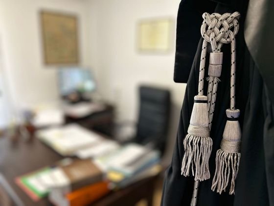 Bambina in sfondo durante causa legale affidamento minori