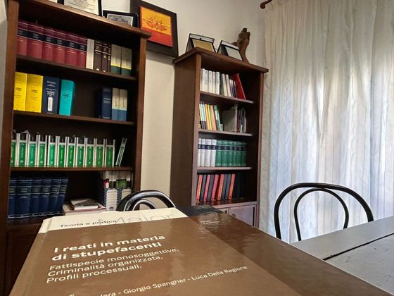 Studio forense con simboli giustizia legale