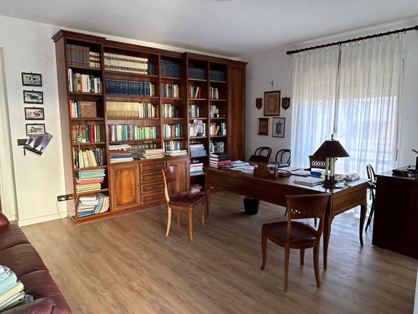 Martello di legno simbolo di giustizia con tastiera del computer