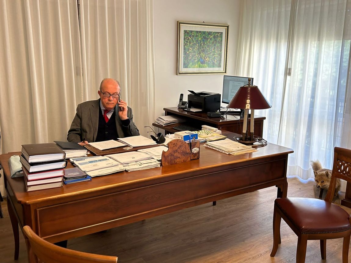 Studio legale con simboli della giustizia