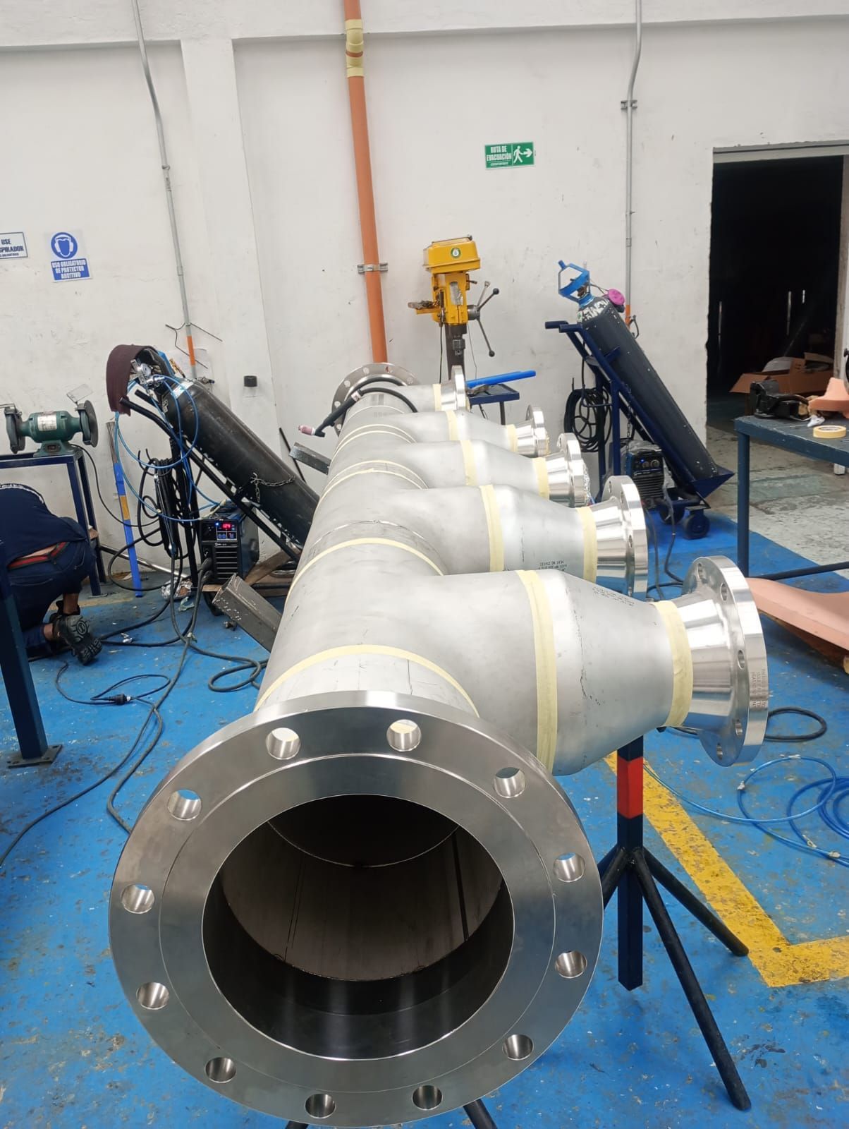 Gran conjunto de tuberías industriales blancas