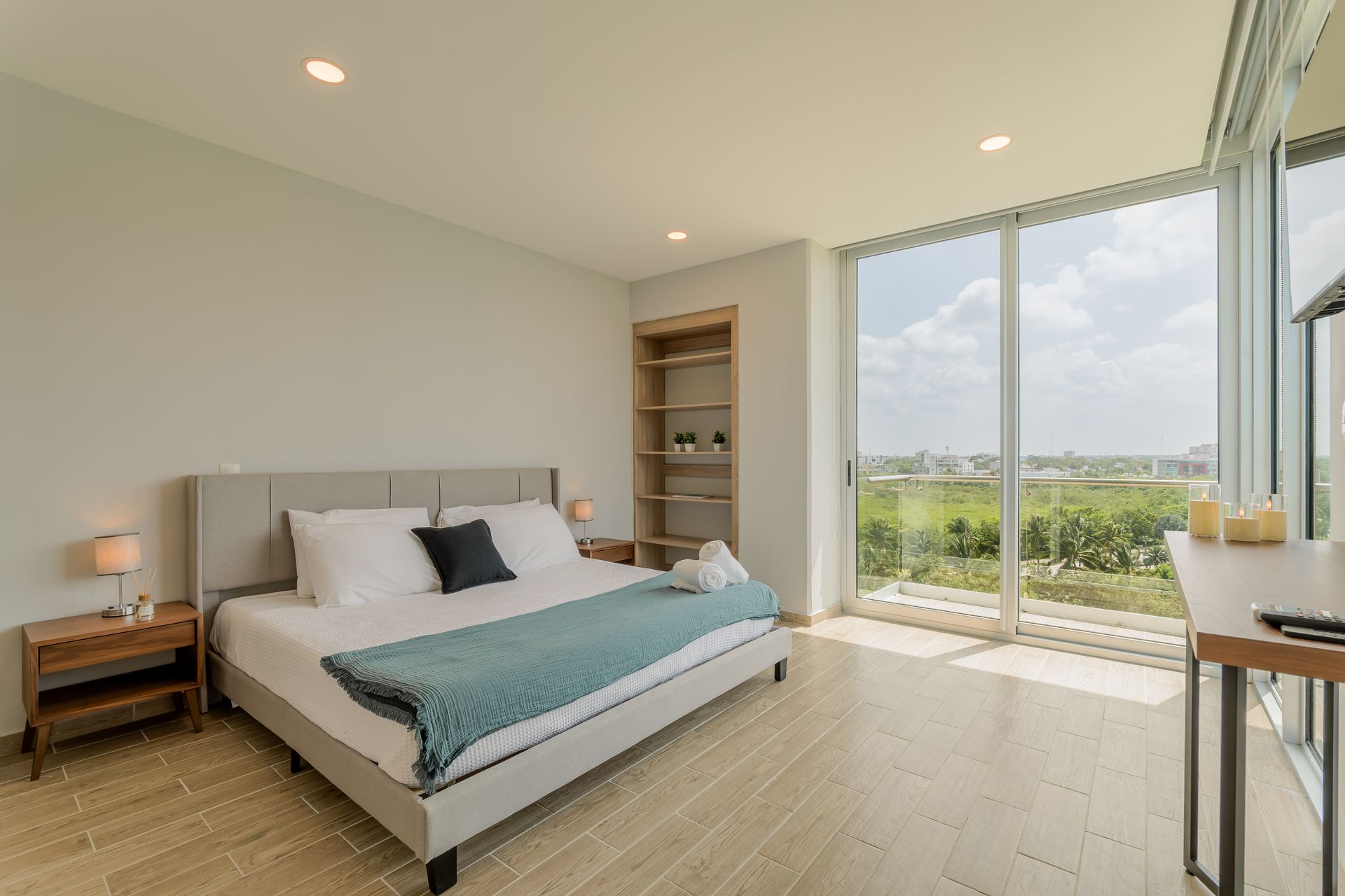 Un dormitorio con una cama king size y una estantería.