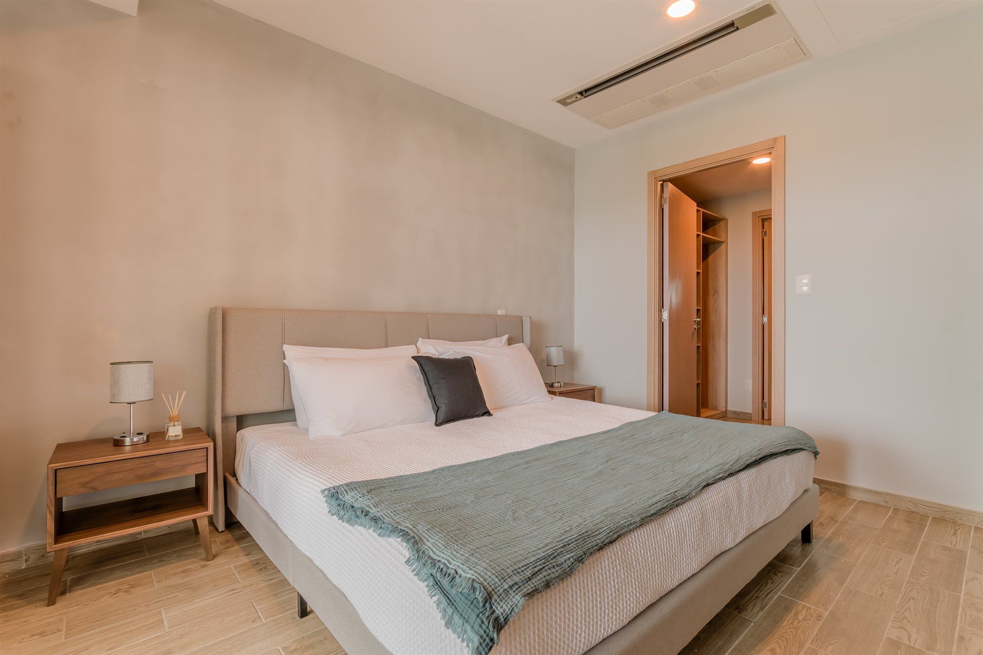 Hay una cama grande en el medio de la habitación.