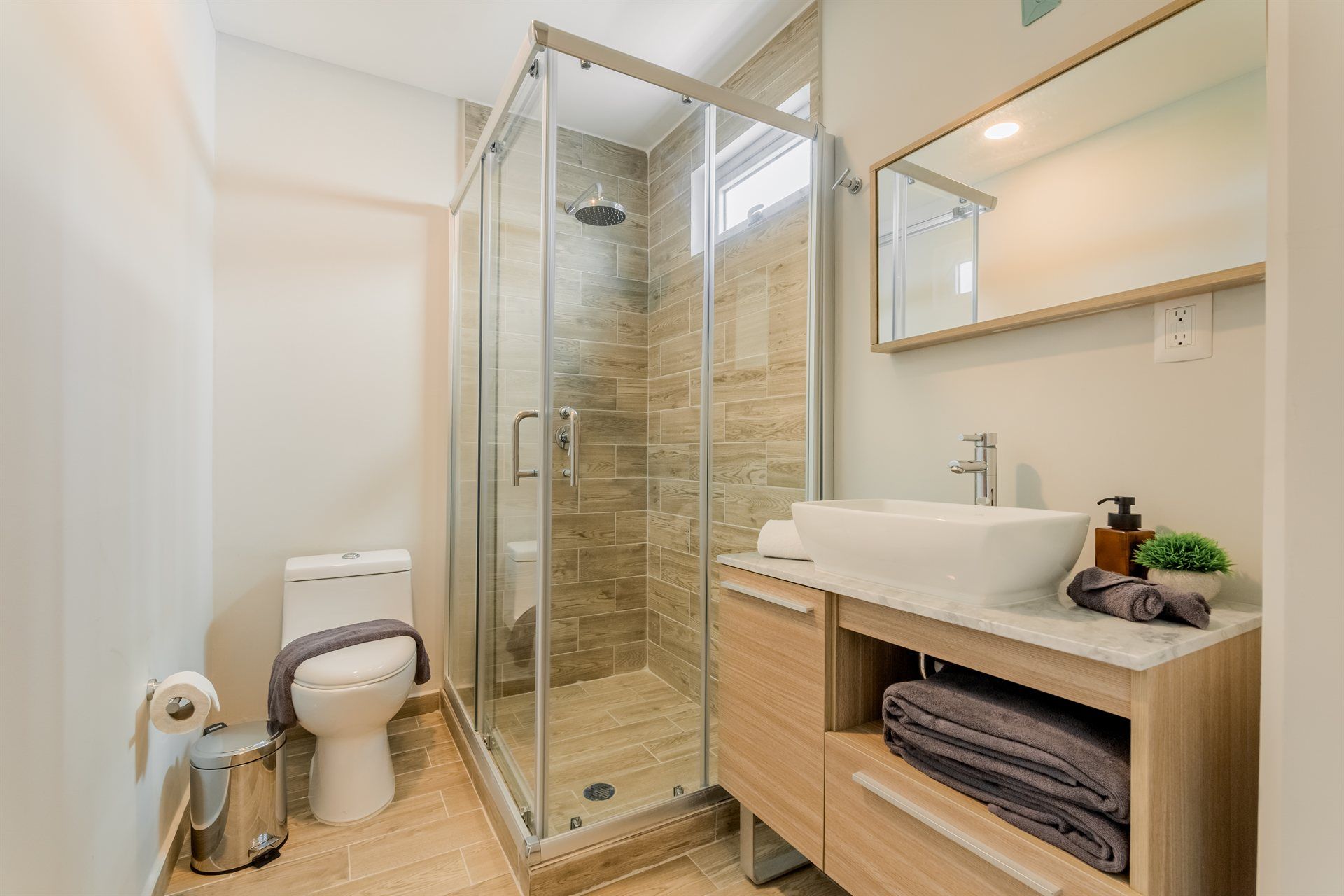 Un baño con inodoro, lavabo y ducha.