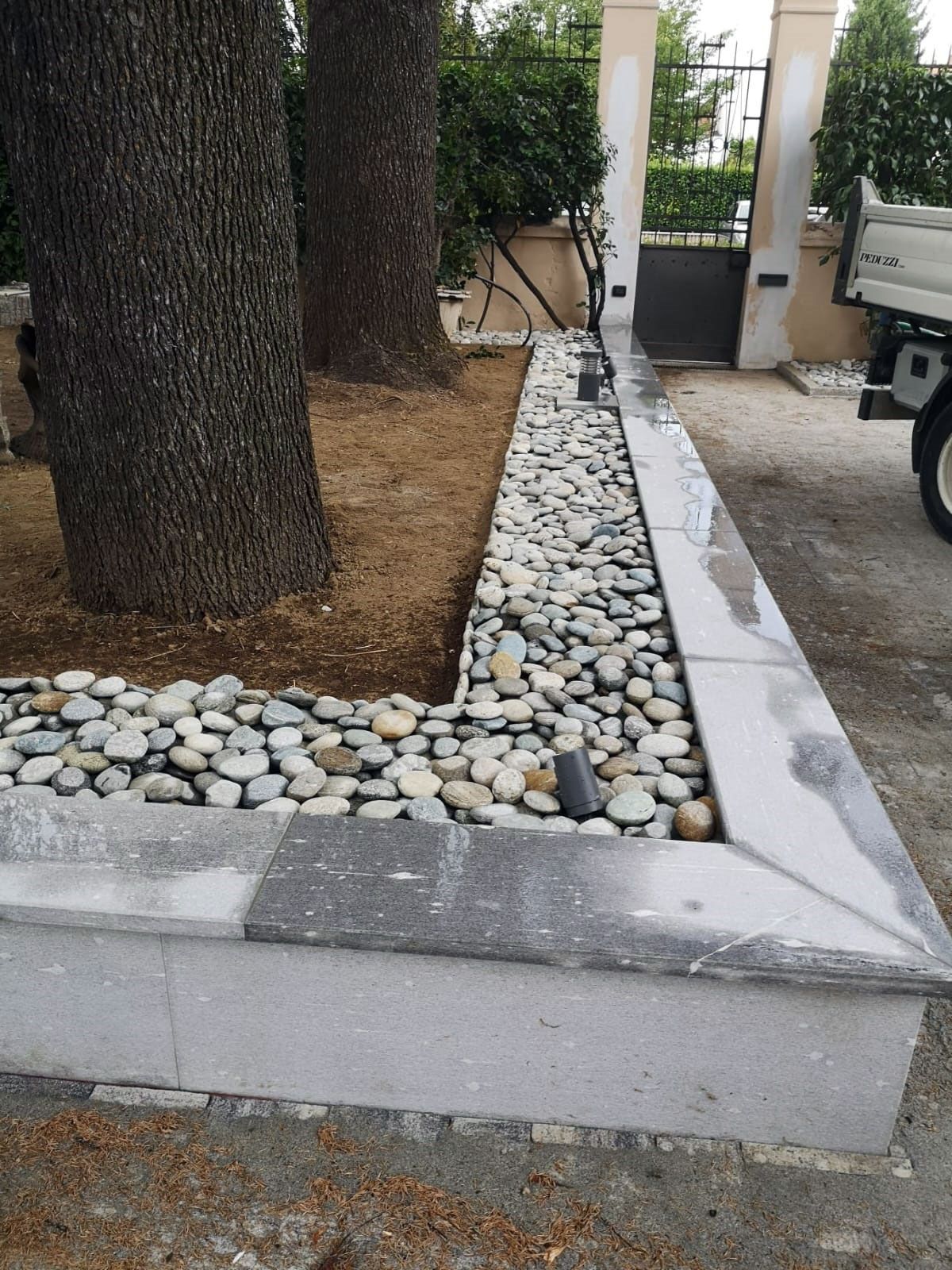 lavorazione aiuole con pietre 10