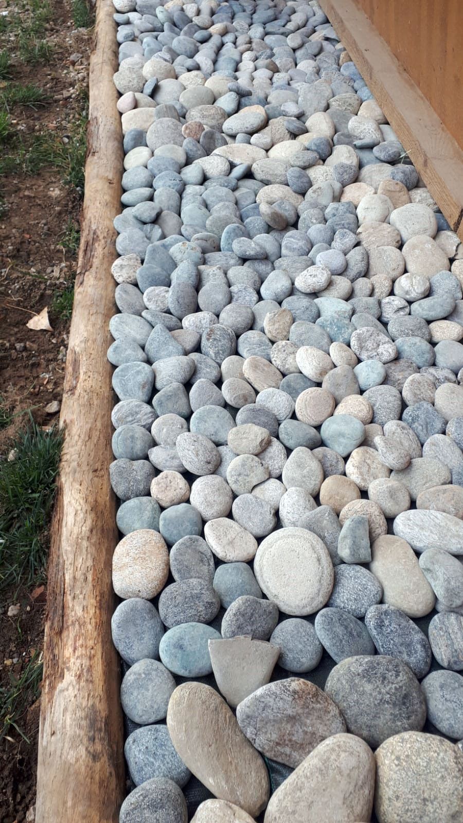 lavorazione aiuole con pietre 09