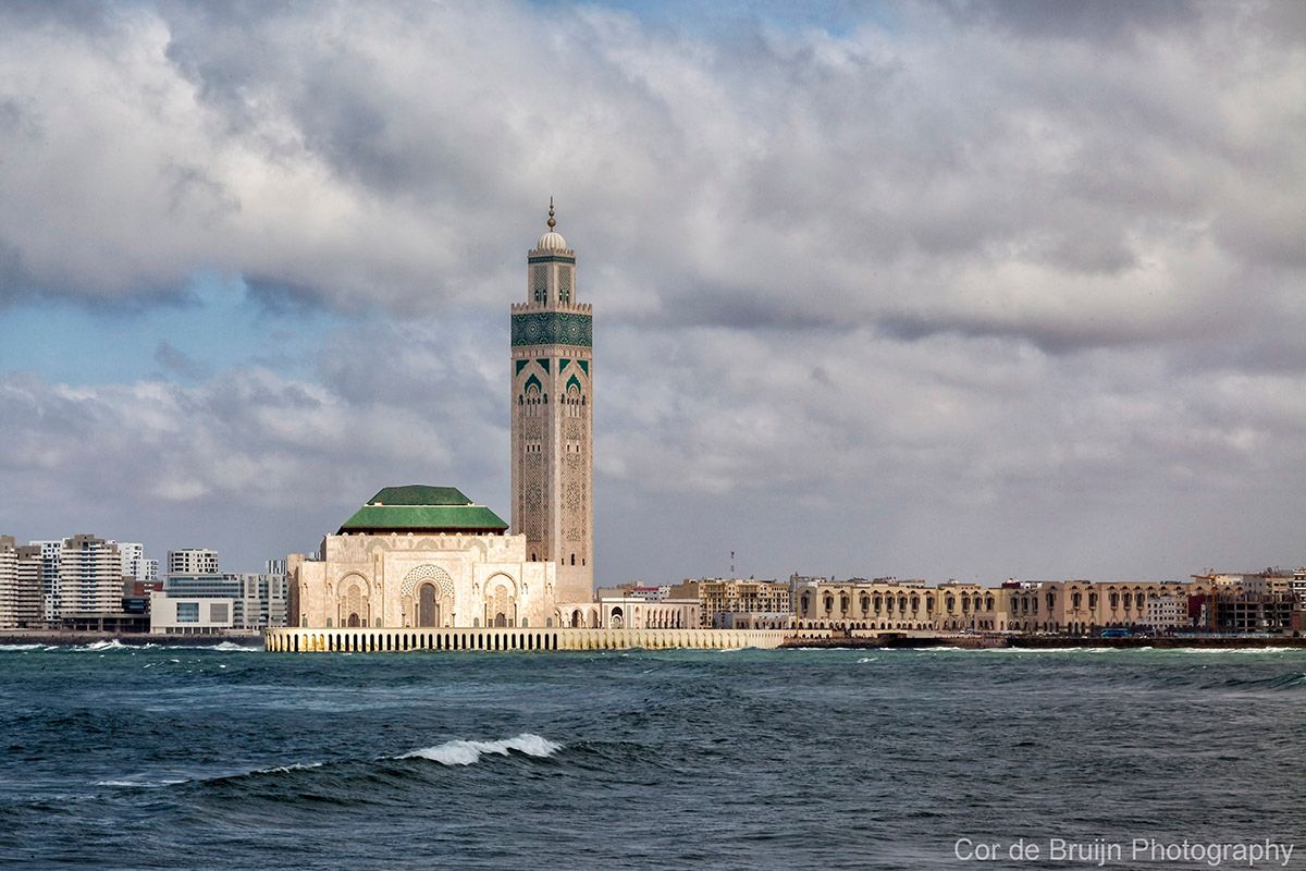 Hassan II Mosque in Casablanca, Morocco, with a tall minaret and turquoise sea.