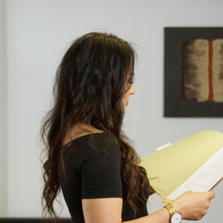 Une femme portant une montre lit un livre