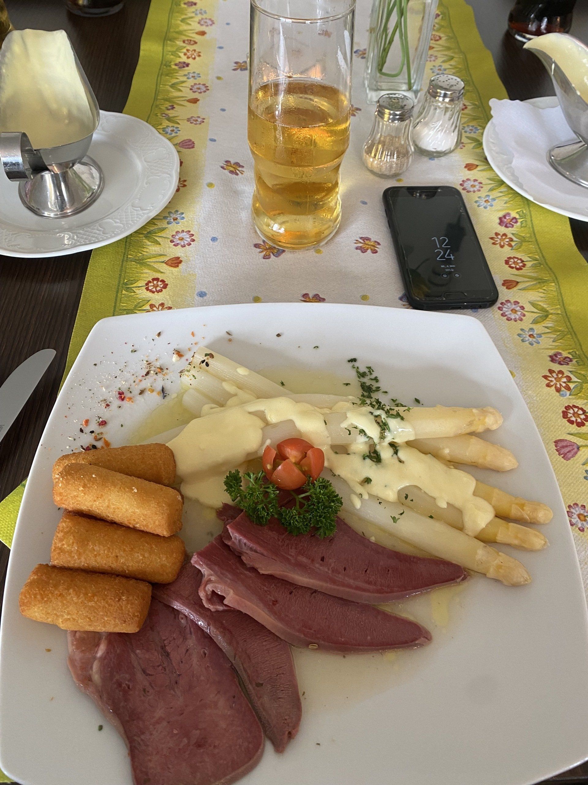 Teller mit Spargel, Schinken, Kroketten, mit Bier, Tischdekoration.