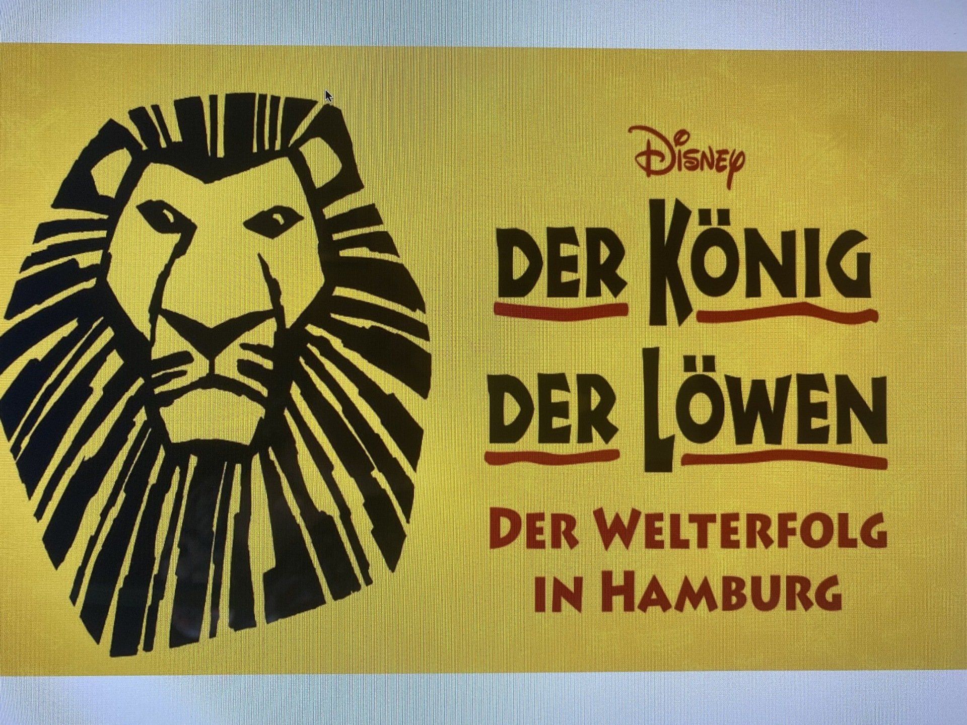 Logo für Disneys „Der König der Löwen“ in Hamburg. Löwengesicht und Text auf gelbem Hintergrund.