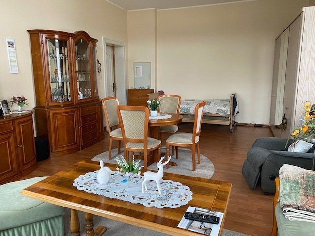 Senioren WG - liebevoll eingerichtetes Zimmer Senioren WG - liebevoll eingerichtetes Zimmer