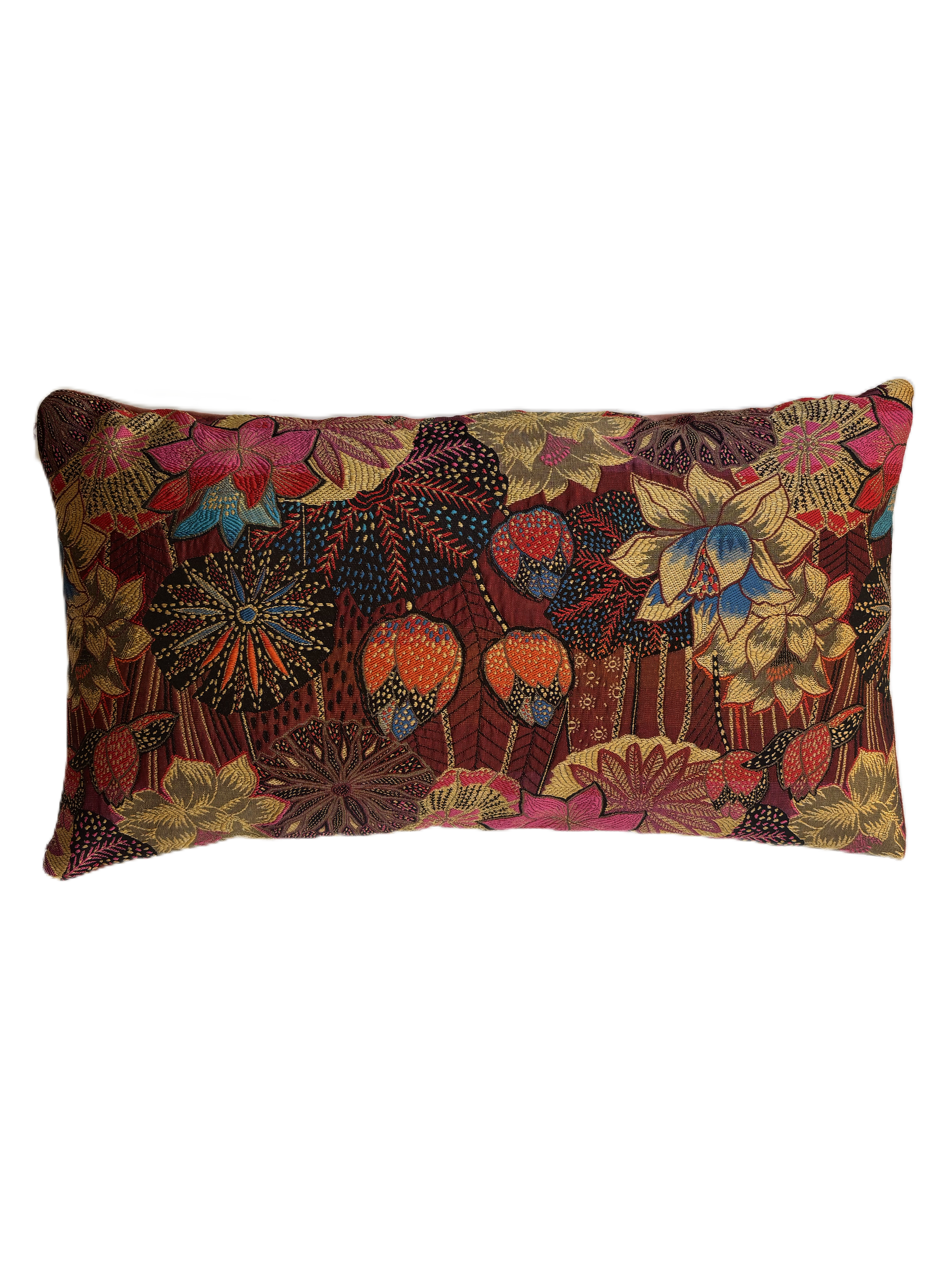 Kleurrijk rechthoekig sierkussen met bloemenprint en een geborduurd patroon in rood, goud en blauw.