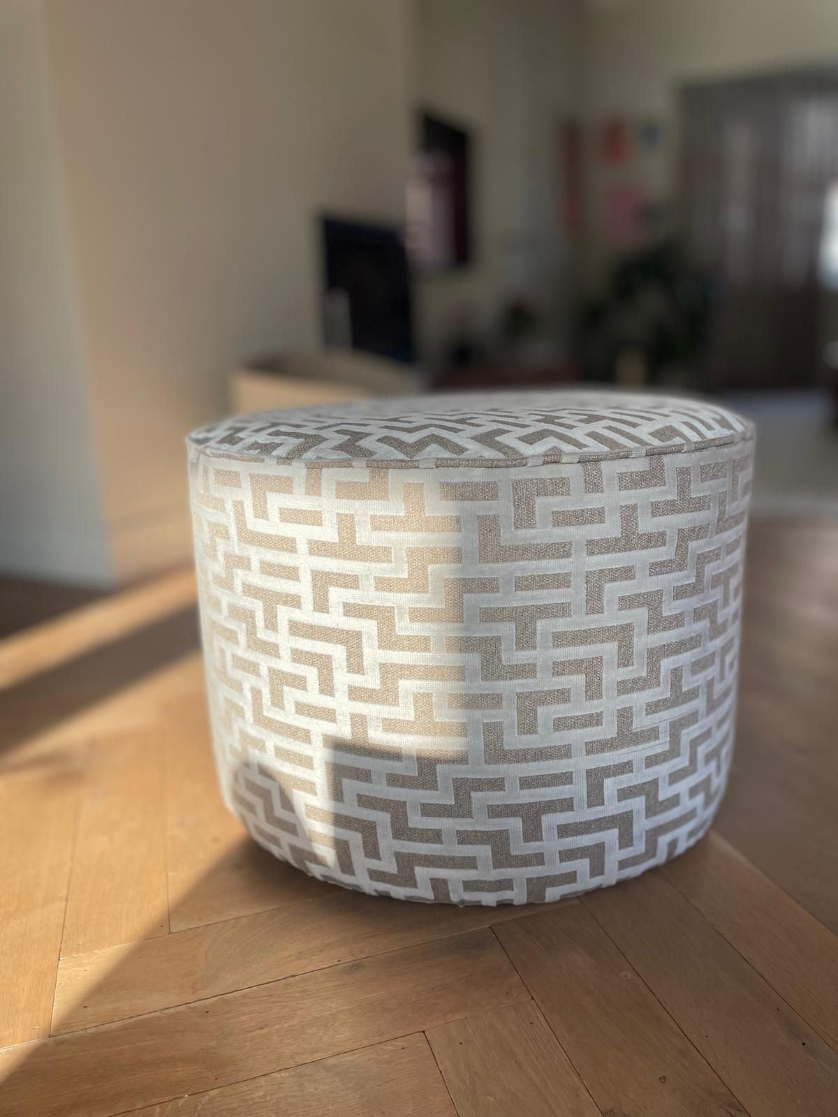 Poef met een moderne beige print, perfect voor een scandinavisch interieur