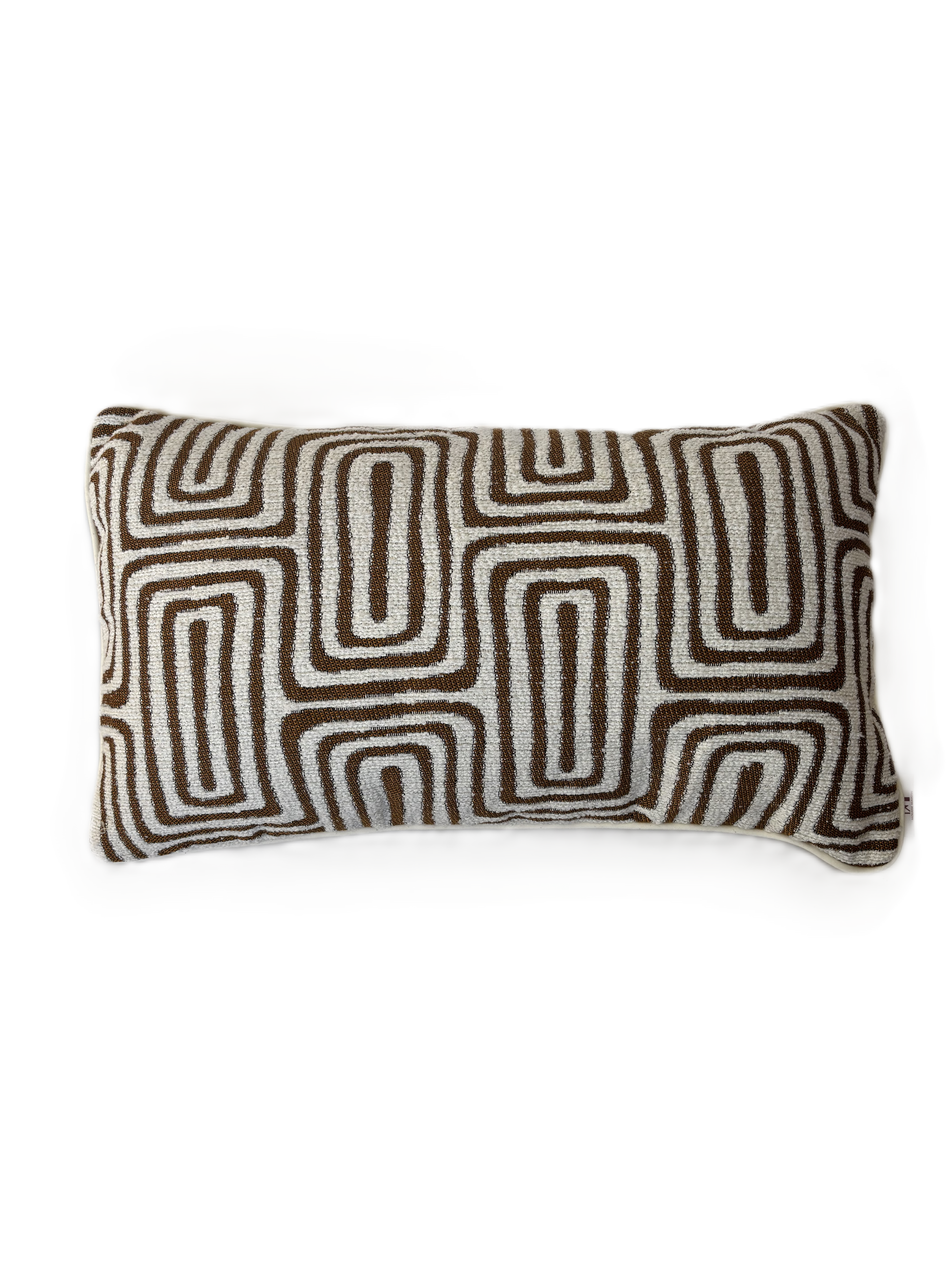 Rechthoekig sierkussen met beige en zwart patroon op een witte achtergrond.