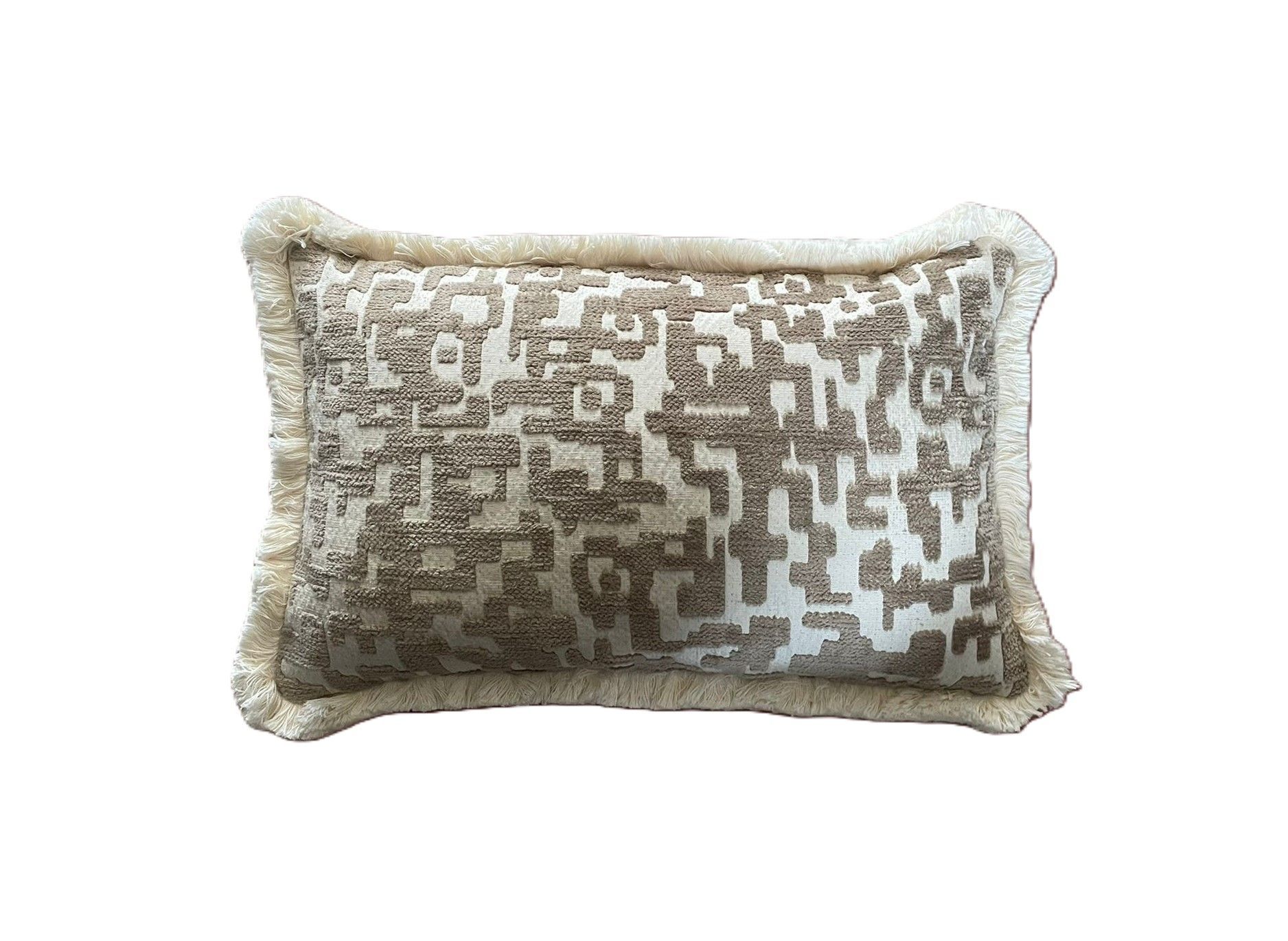 Rechthoekig decoratief kussen met beige- en grijs patroon op een witte achtergrond.