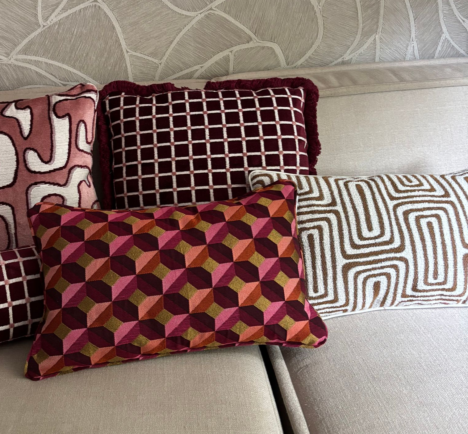 Rechthoekig sierkussen met beige en zwart patroon op een witte achtergrond.