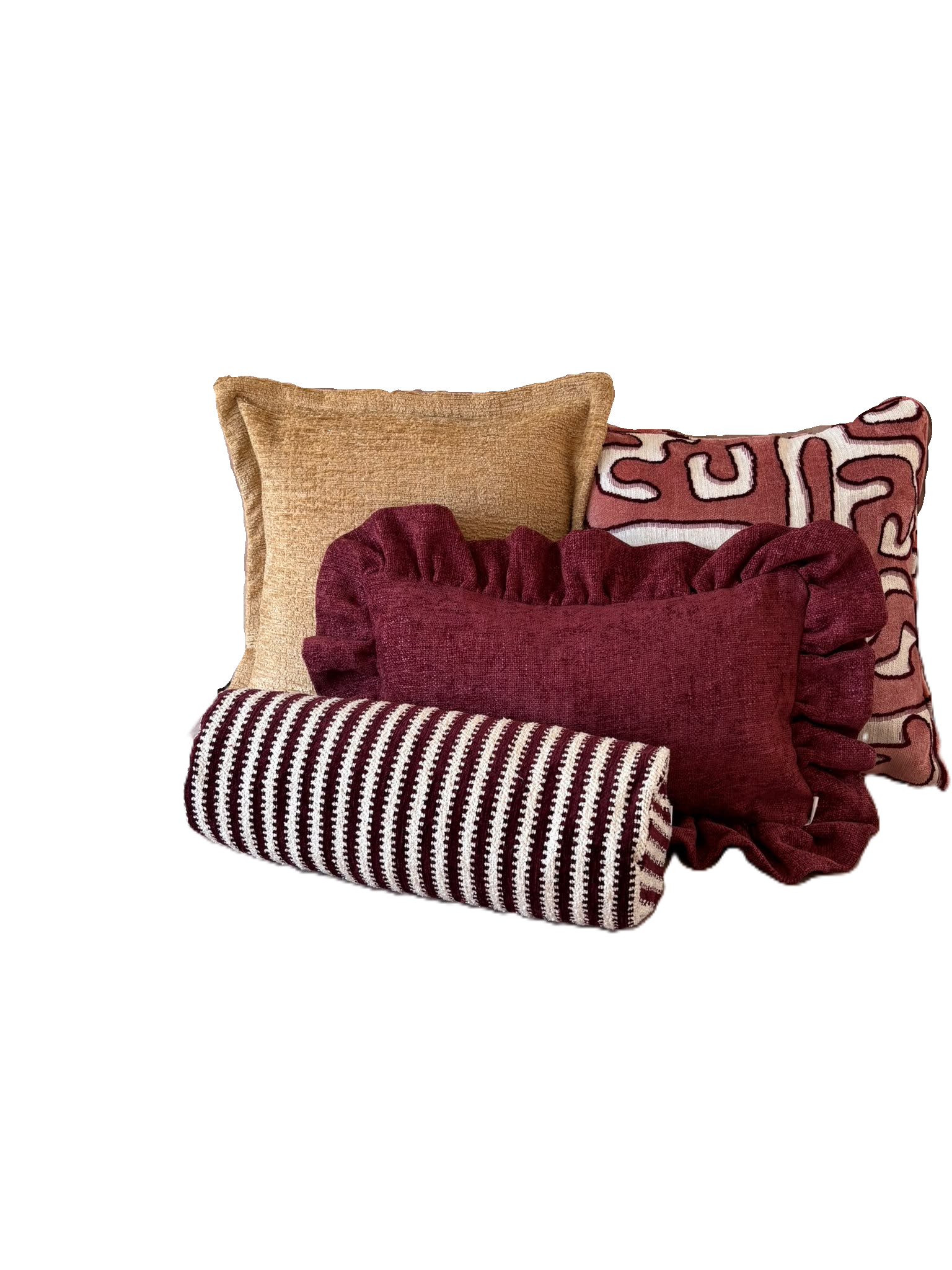 Diverse sierkussens in beige, bordeauxrood en gestreepte patronen op een witte achtergrond