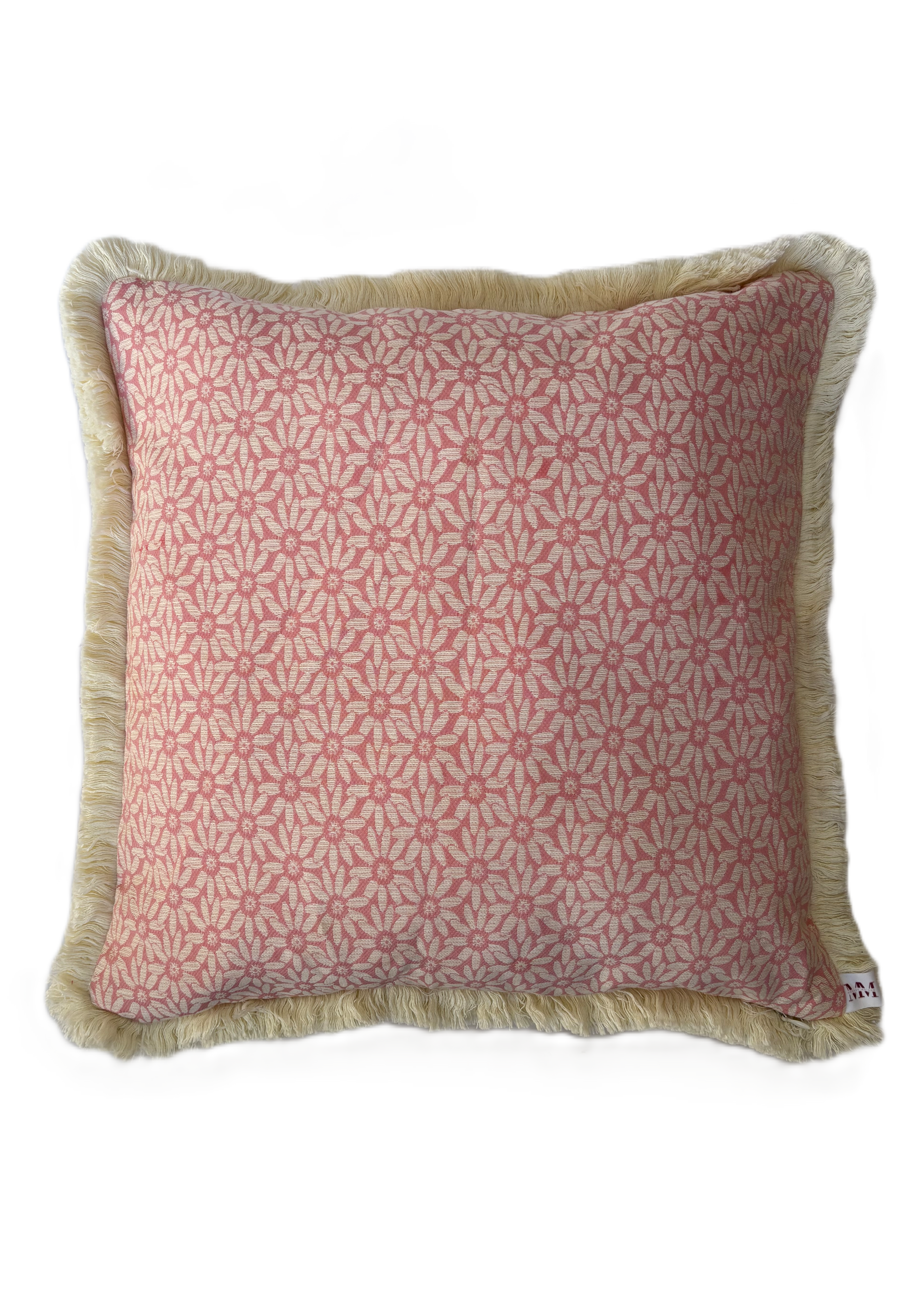 Roze vierkant sierkussen met patroon en een beige rand op een witte achtergrond.