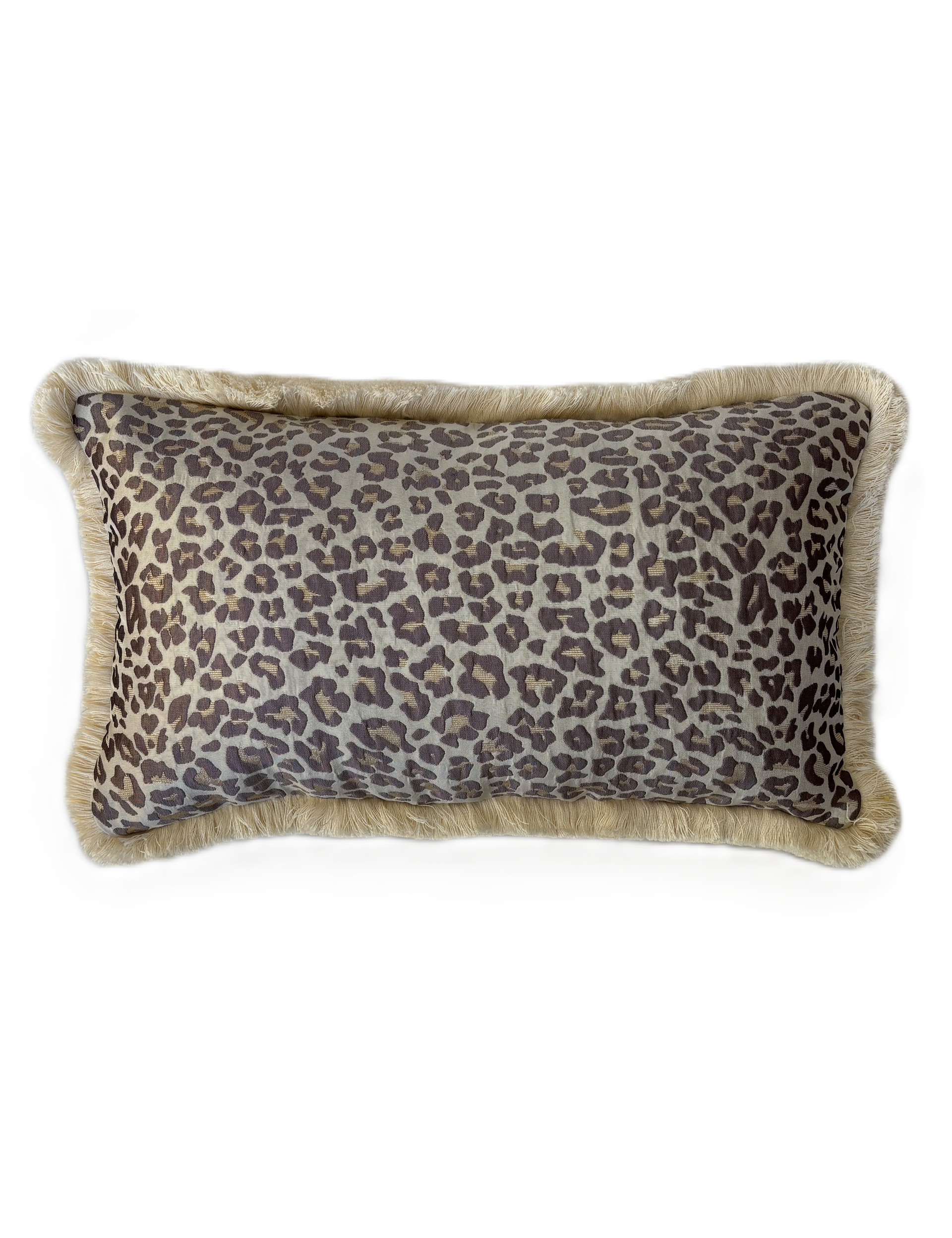 Rechthoekig decoratief kussen met luipaardprint en beige rand op een witte achtergrond.