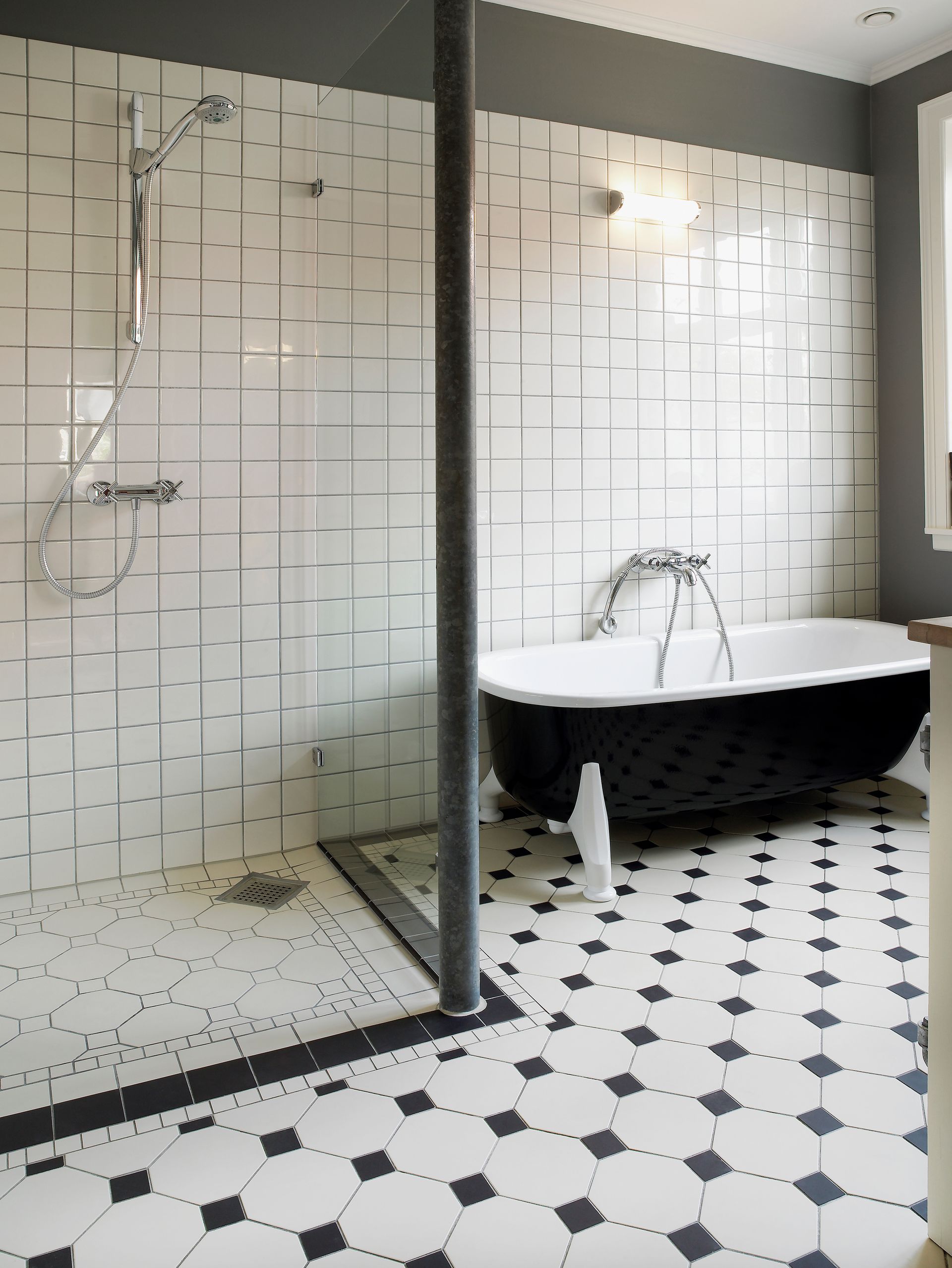 Black & white bathroom.