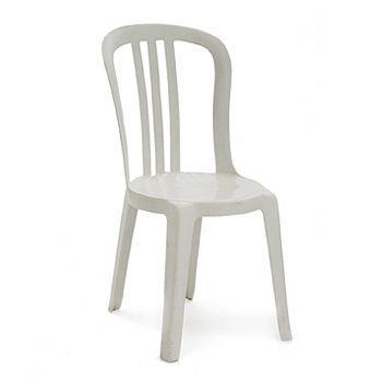 Chaise en plastique gris clair sur fond blanc