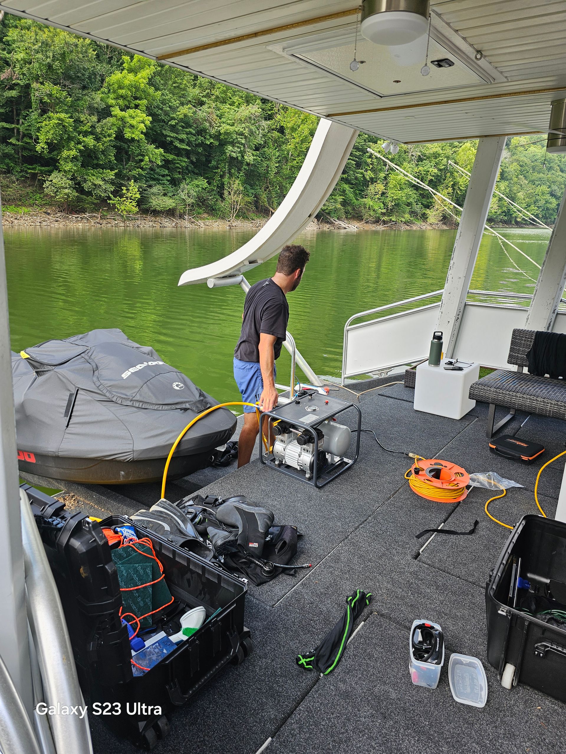 Dockside and Underwater Boat Servicing